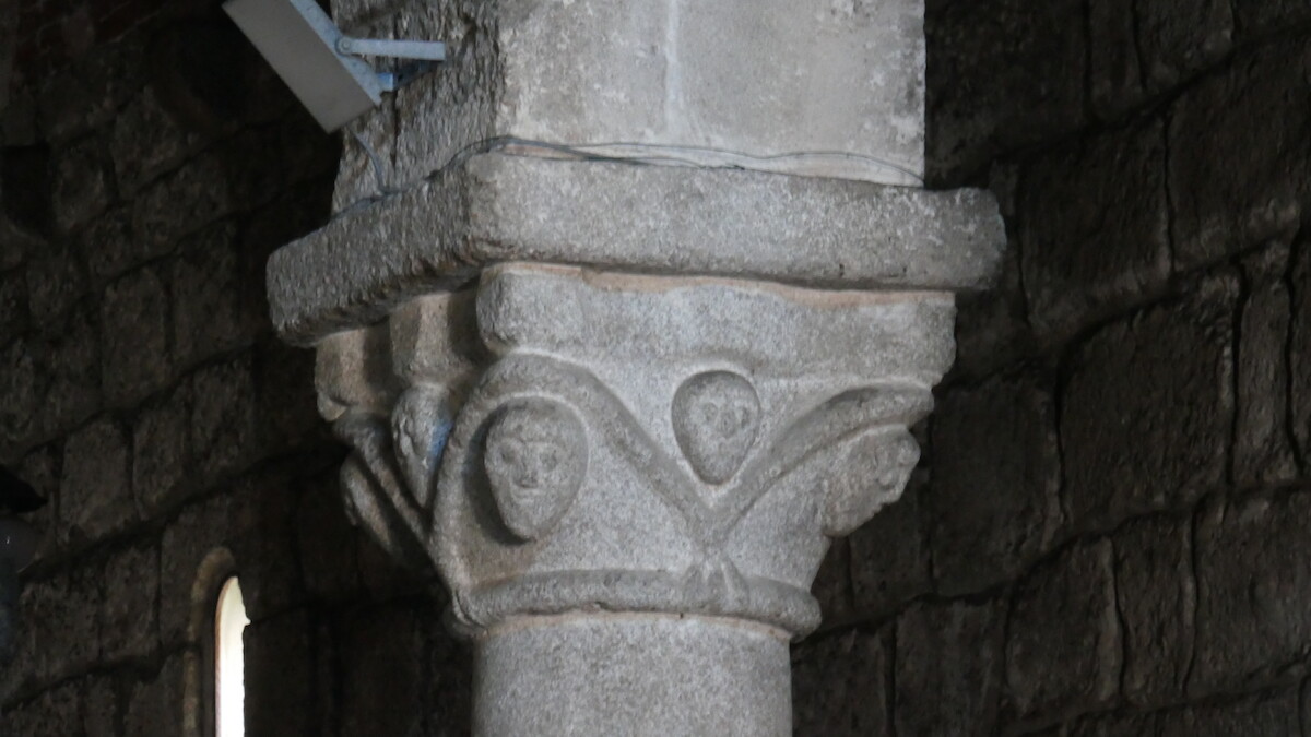 Romański kapitel w pochodzącej z przełomu XI i XII w. bazylice San Simplicio w Olbii (dawne giudicato Gallura), fot. C. Namirski.