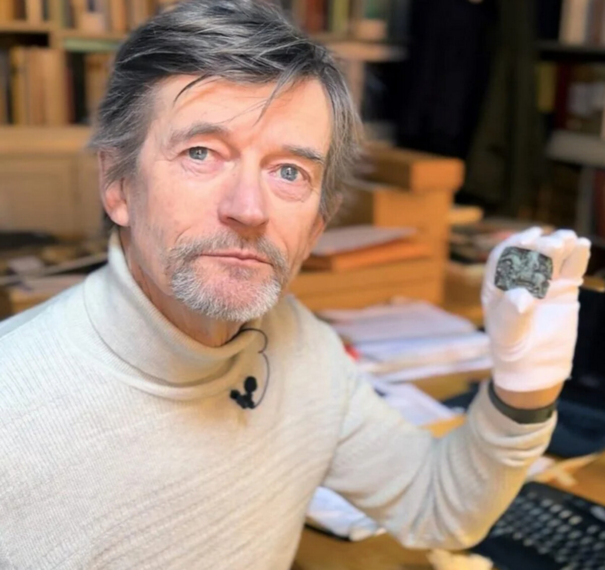 Peter Pentz ze znaleziskiem, <a href='https://archaeologymag.com/wp-content/uploads/patrice-sutton-hoo-5.jpg'>John Fhær Engedal Nissen/The National Museum of Denmark</a>