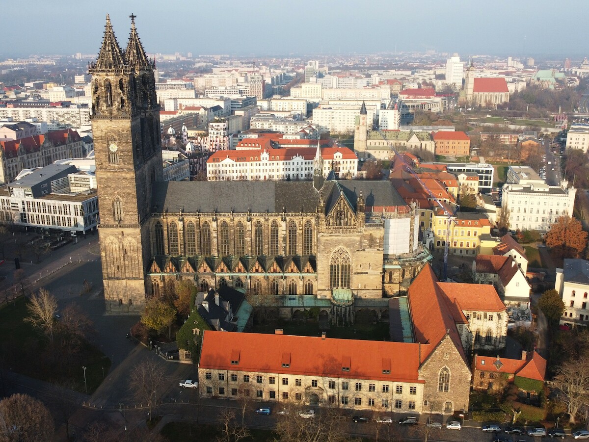 Katedra św. Maurycego i św. Katarzyny w Magdeburgu. Źródło: <a href='https://de.wikipedia.org/wiki/Magdeburger_Dom#/media/Datei:Magdeburger_Dom_Luftbild.jpg'>domena publiczna</a>.