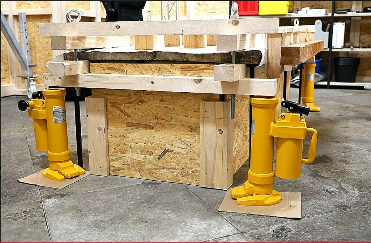 Do podniesienia płyty nagrobnej zastosowano kombinację siłowników hydraulicznych i dostosowanych pasów. Źródło: <a href='https://www.kulturstiftung-st.de/forschen-sammeln/forschung/documentation-and-conservation-measures-at-the-tomb-of-otto-the-great/'>Landesamt für Denkmalpflege und Archäologie Sachsen-Anhalt, Andrea Hörentrup</a>.