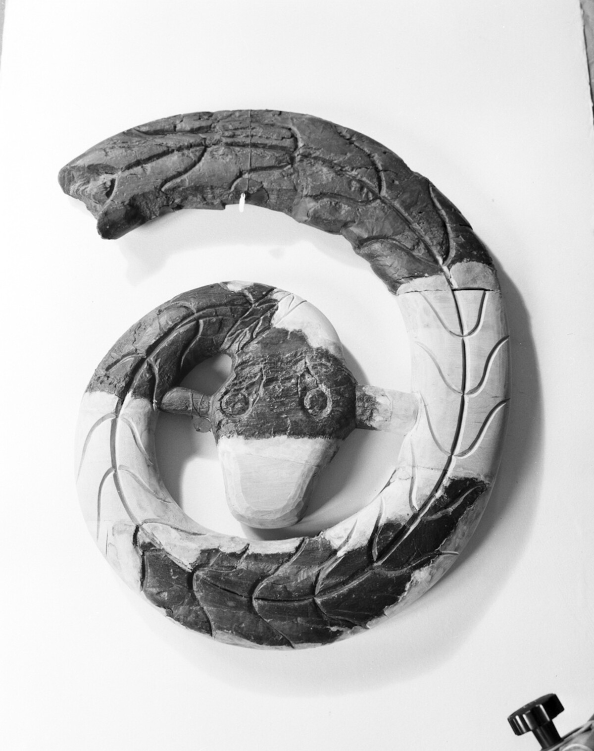 Rekonstrukcja galionu statku z Oseberg zawierająca trzy oryginalne elementy. Źródło: <a href='https://www.historiskmuseum.no/english/exhibitions/midgardr/serpent-image-carousel/4-web_hent_bilde-(1).jpg'>Historisk museum</a>.