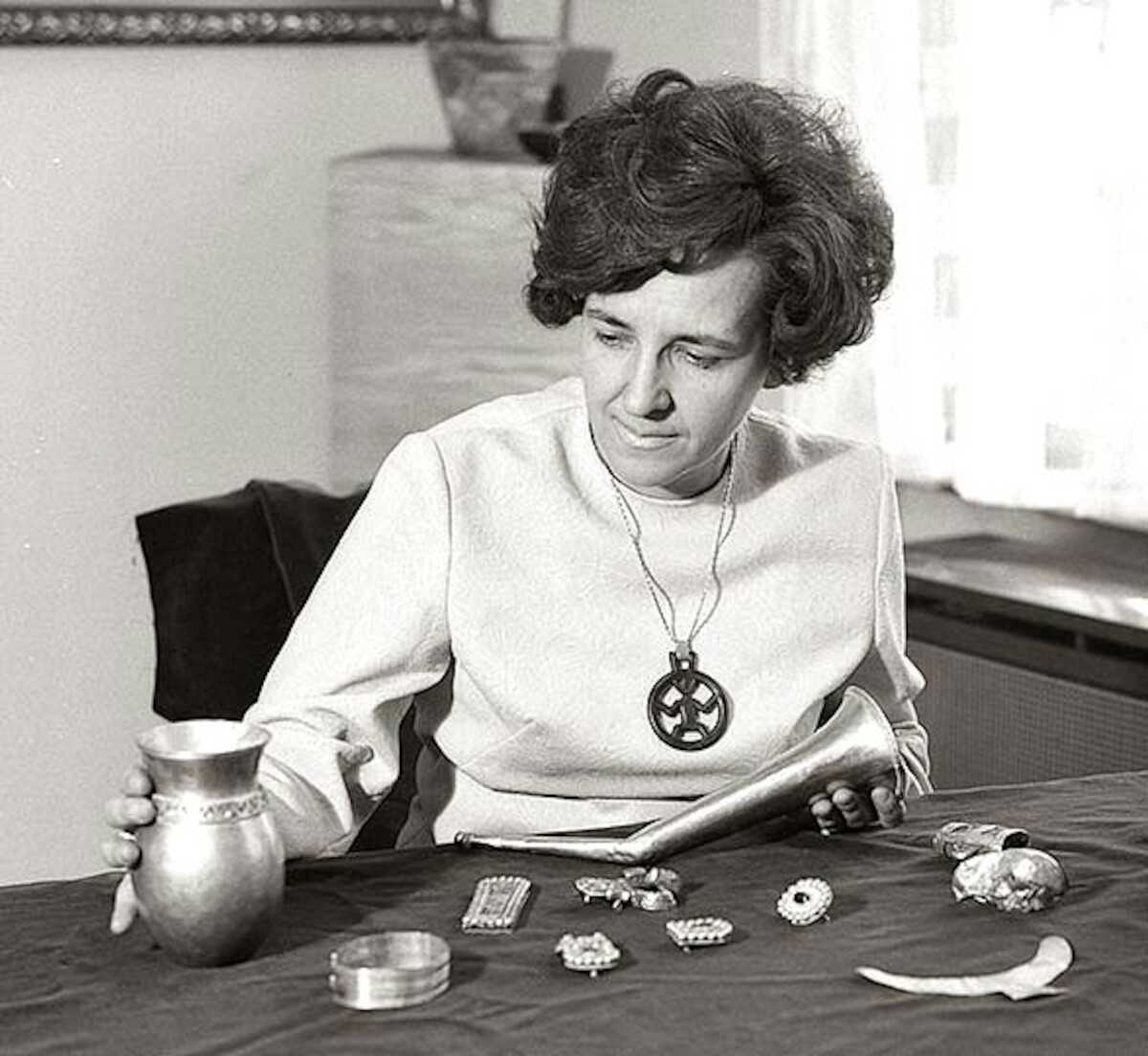 Elvira H. Tóth z częścią wyposażenia grobu z Kunszentmiklós-Kunbábony. Źródło: <a href='https://montazsmagazin.hu/elment-a-legendas-regesz-a-kaganok-tudosa/'>Montázs magazin</a>.