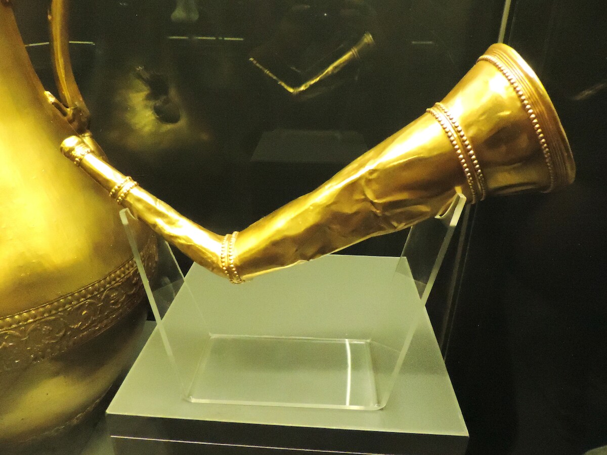 Złoty róg ze skarbu z Małej Pereszczepiny (Ukraina). Źródło: <a href='https://en.wikipedia.org/wiki/Pereshchepina_Treasure#/media/File:Mala-Pereshchepina-treasure-1.jpg'>domena publiczna</a>.