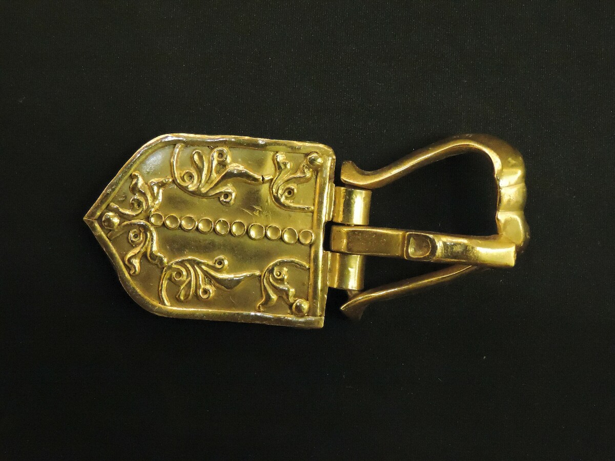 Złota sprzączka ze skarbu z Małej Pereszczepiny (Ukraina). Źródło: <a href='https://en.wikipedia.org/wiki/Pereshchepina_Treasure#/media/File:Mala-Pereshchepina-treasure-5.jpg'>domena publiczna</a>.