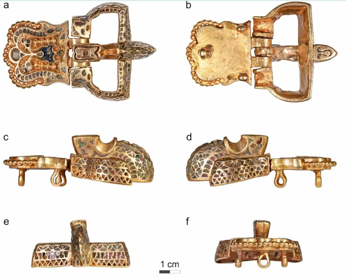 Makrofotografie sprzączki z Kunszentmiklós-Kunbábony: widok z góy, tyłum z przodu i z boku. Źródło:  <a href='https://link.springer.com/article/10.1007/s12520-025-02278-4/figures/1'>Eszter Horváth, László E. Aradi, Zsolt Bendő, Tamás Váczi, Zsófia Rácz 2025, ryc. 1. </a>.