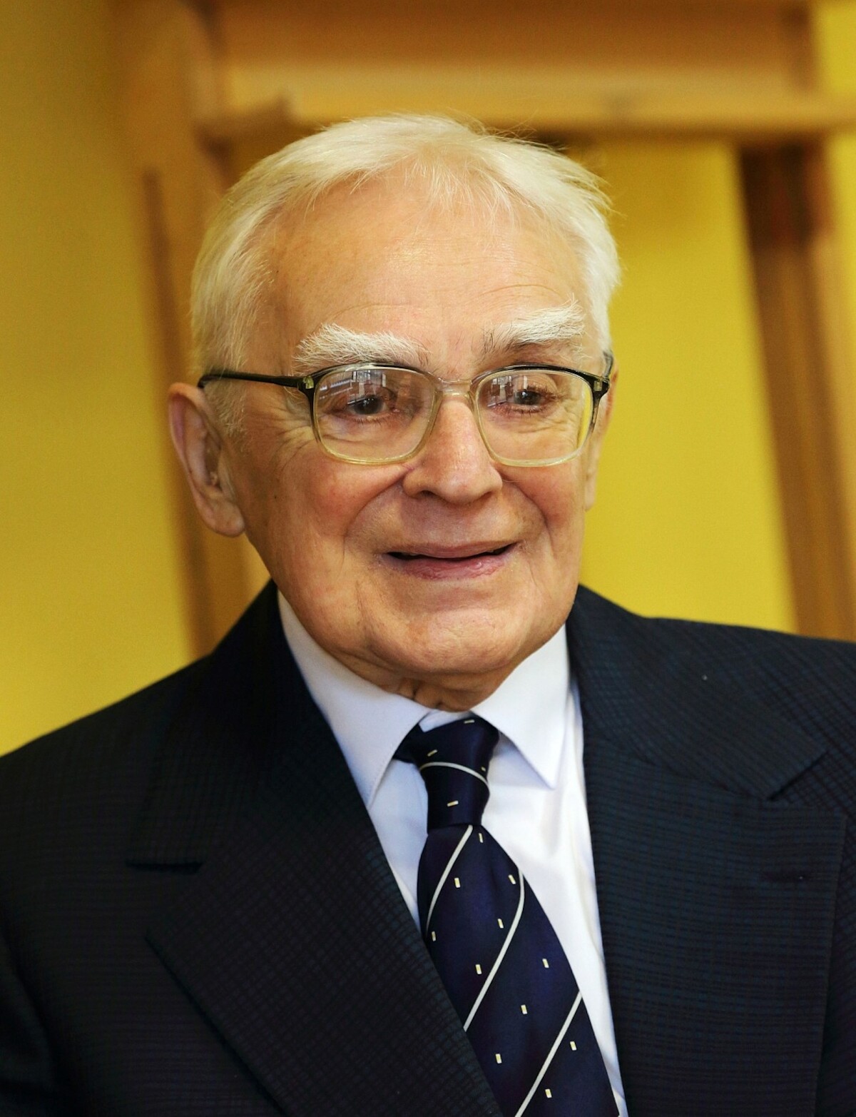 Prof. Janusz Bieniak (1927-1925). Źródło: <a href='https://www.historia.umk.pl/?id=27199'>WNH UMK w Toruniu</a>.