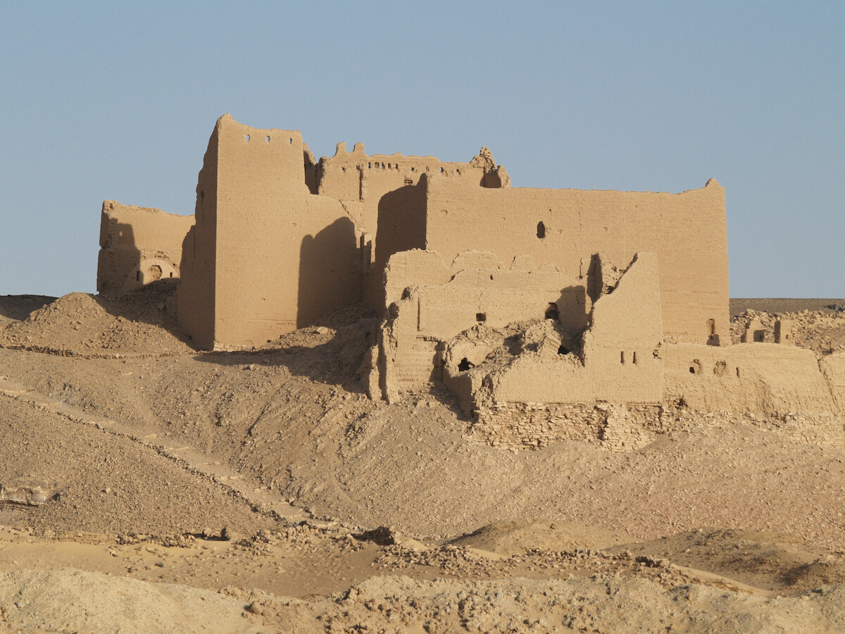 Pozostałości fortu rzymskiego, a później klasztoru chrześcijańskiego w Deir Mustafa Kaschif w oazie Charga. Źródło: <a href='https://commons.wikimedia.org/wiki/Category:Deir_Mustafa_Kashef#/media/File:Flickr_-_isawnyu_-_Mustafa_Kashef_Exterior_(VI).jpg'>domena publiczna</a>.