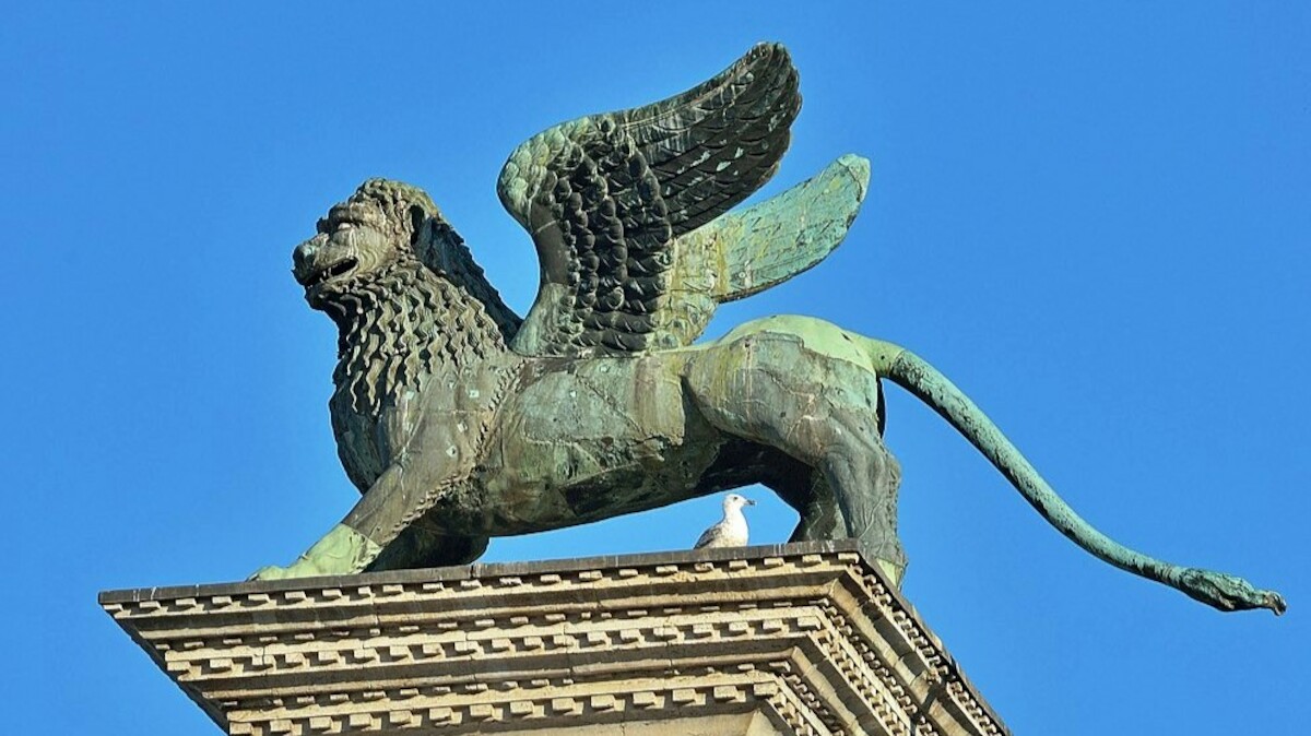 Lew wenecki na szczycie kolumny. Źródło: <a href='https://en.wikipedia.org/wiki/Lion_of_Venice#/media/File:The_lion_of_San_Mark_on_Piazzetta_San_Marco_Venice.jpg'>domena publiczna</a>.