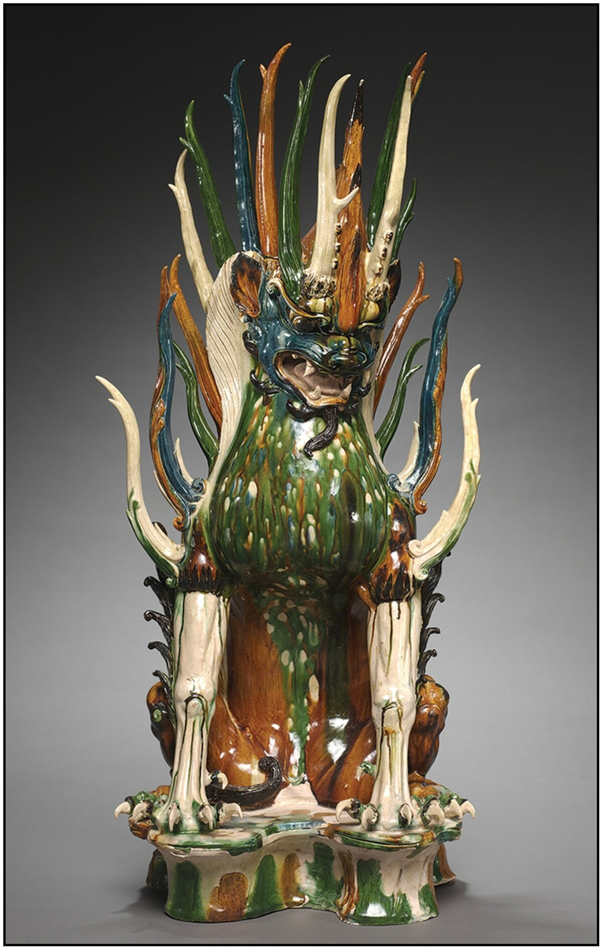 Strażnik grobowca z czasów dynastii Tang, prawdopodobnie z prowincji Shaanxi w Chinach. Źródło: <a href='https://www.cambridge.org/core/journals/antiquity/article/chinese-identity-of-st-marks-bronze-lion-and-its-place-in-the-history-of-medieval-venice/70176EBEF6C480FA4246DC2F189D1F9B'>Antiquity</a>.