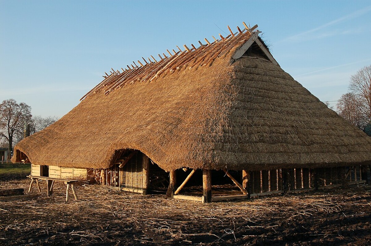 Rekonstrukcja gockiego długiego domu w Masłomećzu na Lubelszczyźnie. Źródło: <a href='https://fr.wikipedia.org/wiki/Goths#/media/Fichier:Rekonstrukcja_gockiego_d%C5%82ugiego_domu_w_Mas%C5%82om%C4%99czu.JPG'>domena publiczna</a>.