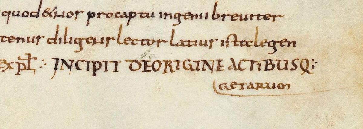 Pełny tytuł Getiki (De origine actibusque Getarum) zapisany w manuskrypcie z IX w. z opactwa w Lorsch w Niemczech (obecnie w Bibliotece Watykańskiej). Źródło: <a href='https://en.wikipedia.org/wiki/Getica#/media/File:Incipit_de_origine_actibusque_getarum.PNG'>domena publiczna</a>.