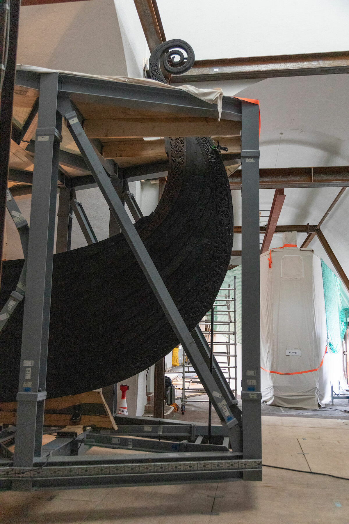 Łódź z Osebergu podczas relokacji do nowego skrzydła Muzeum Epoki Wikingów w Oslo. Źródło: <a href='https://www.vikingtidsmuseet.no/bildebank/bildeserie-flyttedagen/store-bilder/cf56218_149-vtm-flytteprosess_vikingtidsmuseet_universitetet_i_oslo_09092025-2000px.jpg'>Vikingtidsmuseet</a>.