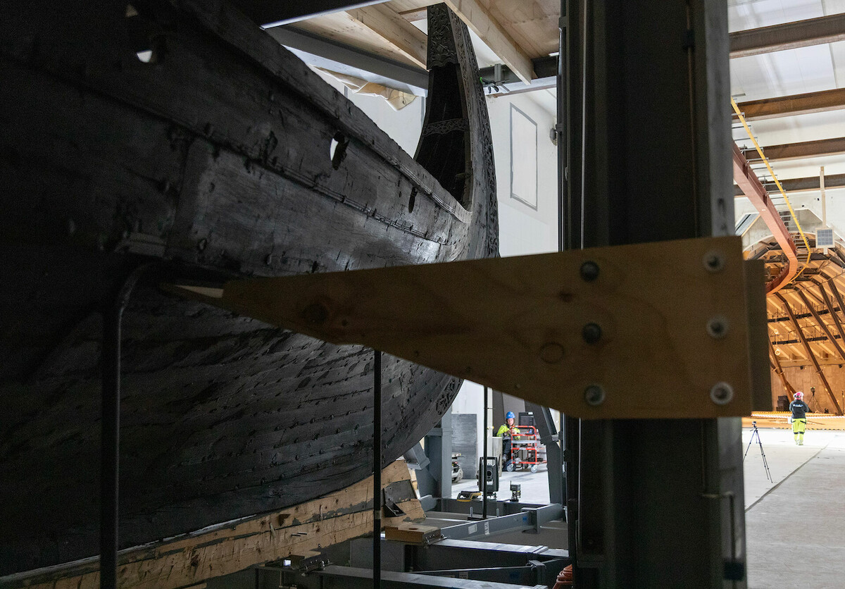 Zabezpieczenie łodzi z Osebrgu podczas relokacji. Źródło: <a href='https://www.vikingtidsmuseet.no/bildebank/bildeserie-flyttedagen/store-bilder/cf56218_170-vtm-flytteprosess_vikingtidsmuseet_universitetet_i_oslo_09092025-2000px.jpg'>Vikingtidsmuseet</a>.