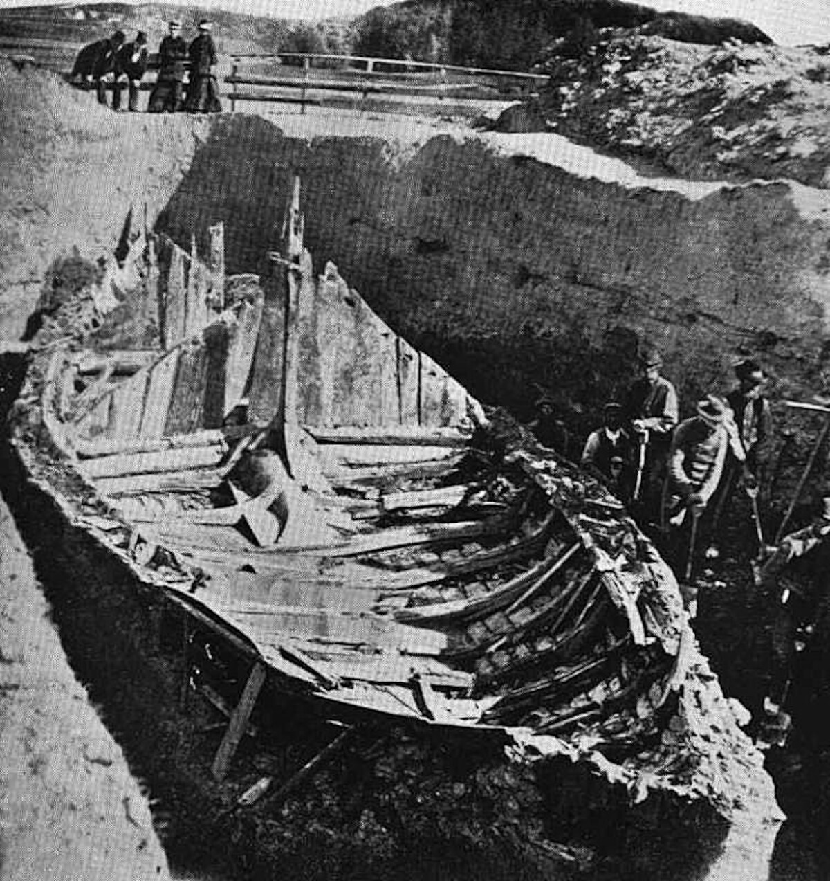 Eksploracja łodzi z Gokstad w 1880 r. Źródło: <a href='https://pl.wikipedia.org/wiki/%C5%81%C3%B3d%C5%BA_z_Gokstad#/media/Plik:Gokstad_viking_ship_-excavation.jpg'>domena publiczna</a>.