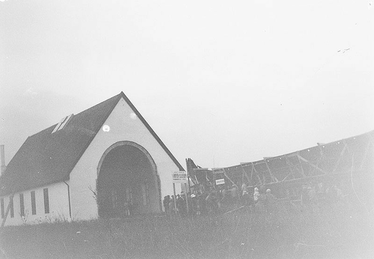 Po trwającej trzy dni podróży lądem i wodą łódź z Osebergu umieszczono w 1926 r. w nowo wybudowanym Muzeum Łodzi Wikińskich na Półwyspie Bygdøy.  Źródło: <a href='https://www.vikingtidsmuseet.no/english/photo-bank/image-series-relocating-the-oseberg-ship-in-1926/large-images/17-oseberg-vikingskipshuset-1926-2000px.jpg'>Vikingtidsmuseet</a>.