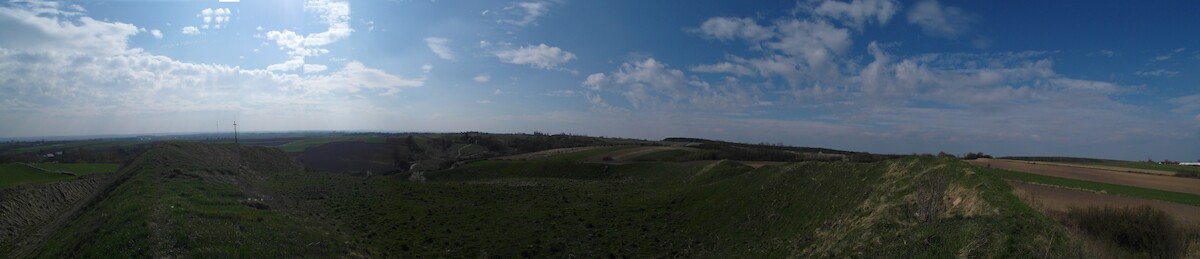 Panorama grodziska w Stradowie (woj. świętokrzyskie) - pozostałości grodu Wiślan. Źródło: <a href='https://pl.wikipedia.org/wiki/Wi%C5%9Blanie#/media/Plik:Settlement_in_Strad%C3%B3w_(IX_Century_A.D.),_Poland.JPG'>domena publiczna</a>.