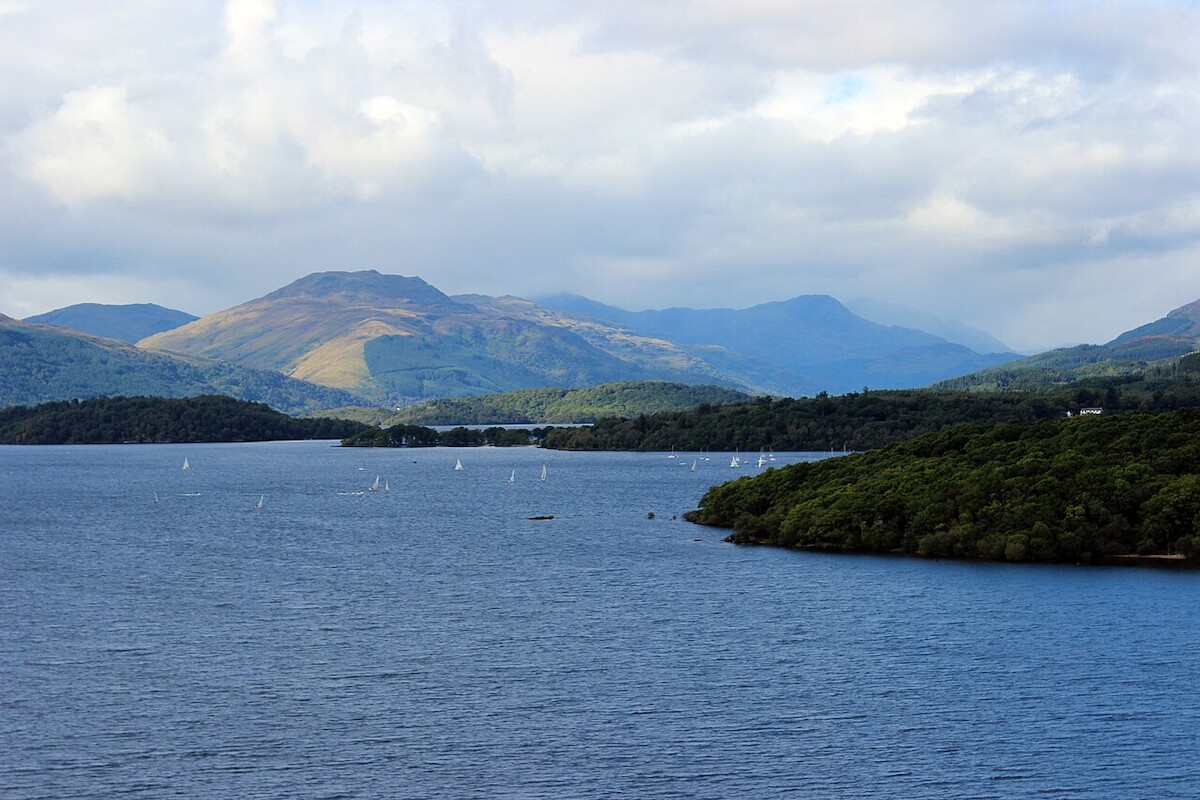 Jezioro Loch Lomond tradycyjnie uważane za granicę między wyżynną (Highlands) a nizinną (Lowlands) częścią Szkocji. Źródło: <a href='https://en.wikipedia.org/wiki/Scotland#/media/File:Loch_Lomond_2013.JPG'>domena publiczna</a>.