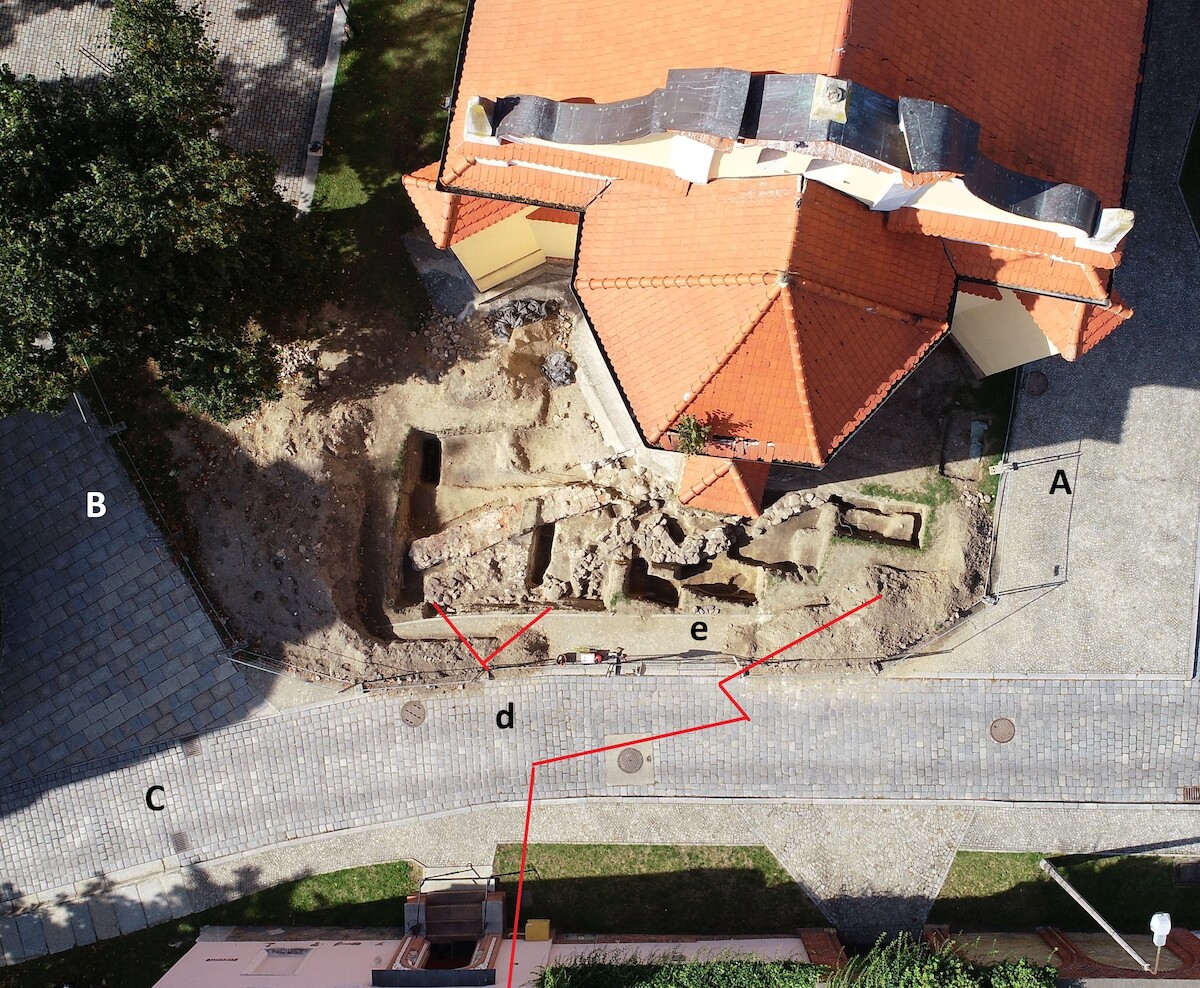 Odkryty w 2019 r. wczesnośredniowieczny przejazd bramny po wschodniej stronie kościoła św. Jerzego: A – człon książęcy; B – I podgrodzie; C – podjazd do bramy; D – wrota zewnętrzne; E – wrota wewnętrzne prowadzące do wąskiej szyi bramnej. Rys. Łucja Drzewiecka-Ranoszek