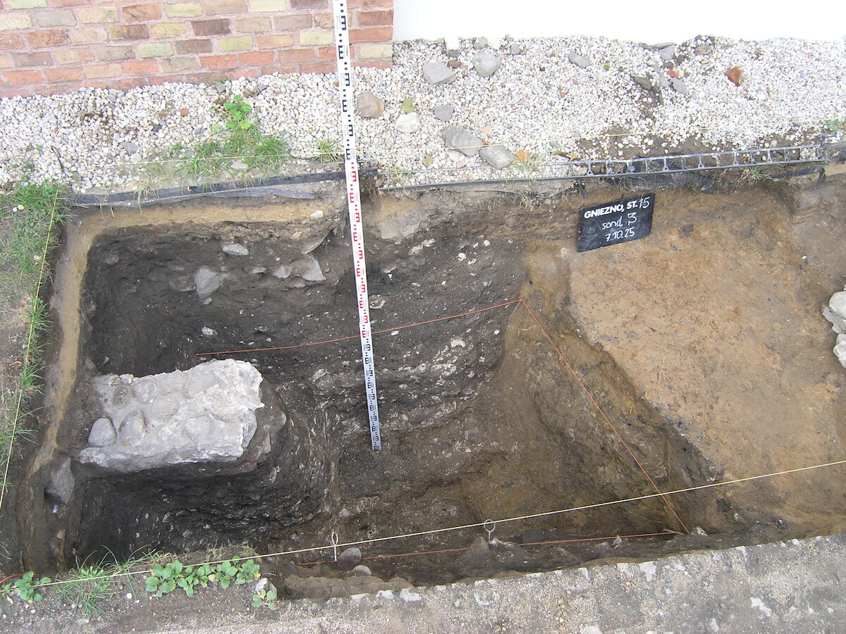 Sondaż 3 po północnej stronie kościoła św. Jerzego; widok na wyeksplorowany hipotetyczny negatyw fundamentu przedromańskiej budowli. Fot. T. Janiak