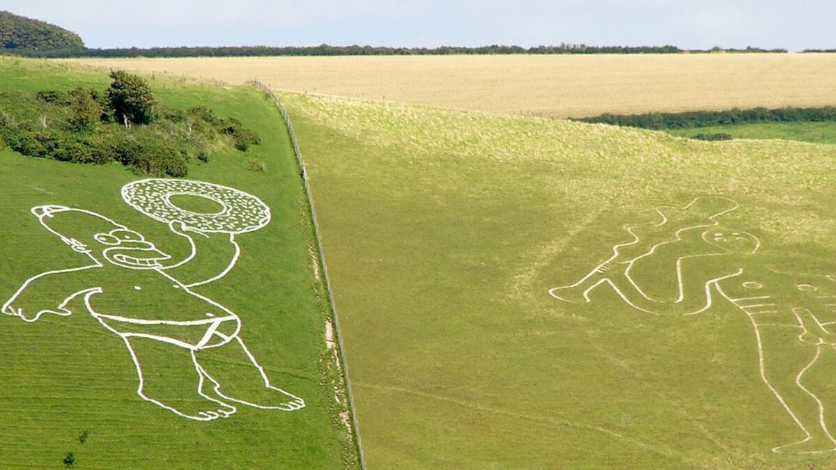  Homer Simposn i Gigant z Cerne Abbas. Źródło:  <a href='https://upload.wikimedia.org/wikipedia/commons/5/51/CerneAbbasHomer.jpg' rel='noopener'>domena publiczna</a>.
