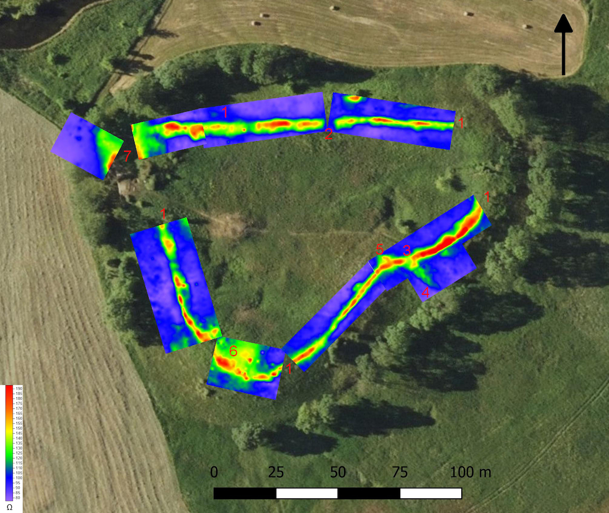 Wiślica-Grodzisko. Mapa rozkładu izolinii oporności pozornych przedstawiona w skali barwnej (rainbow) na podkładzie mapy ortofotograficznej. Zaznaczono na niej anomalie omówione w tekście. Opracowanie. Marcin M. Przybyła.