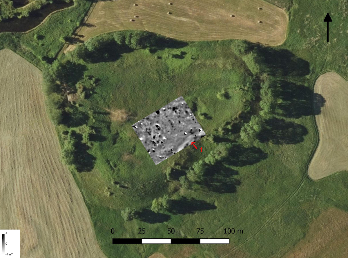 Wiślica-Grodzisko. Mapa magnetyczna przedstawiona w skali szarości w zakresie -4/4 nT na podkładzie ortofotomapy Opracowanie. Marcin M. Przybyła.