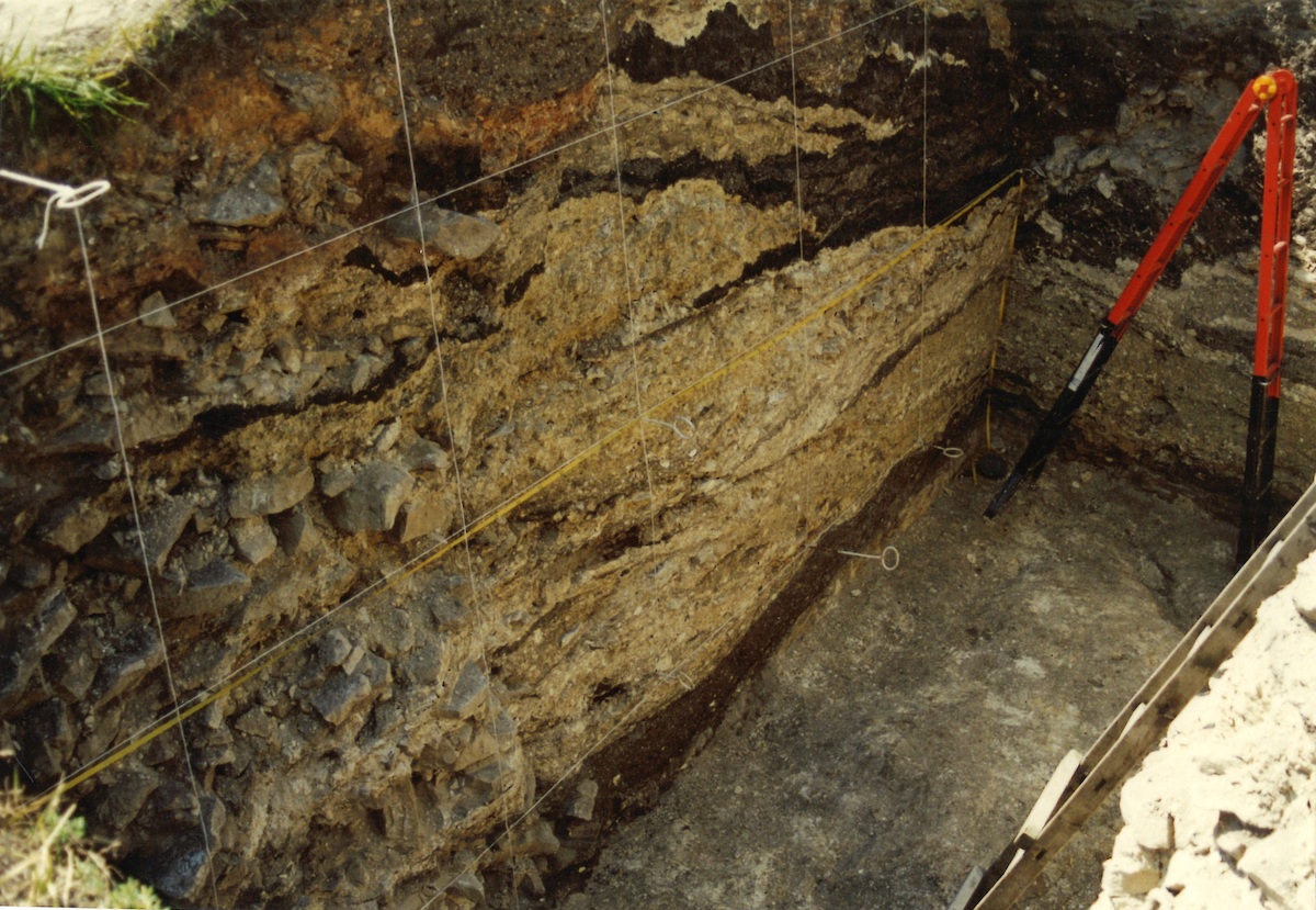 Wiślica- Grodzisko. Tzw. suchy mur widoczny w profilu wschodniego odcinka wału. Fot. Waldemar Gliński, 1997 r.