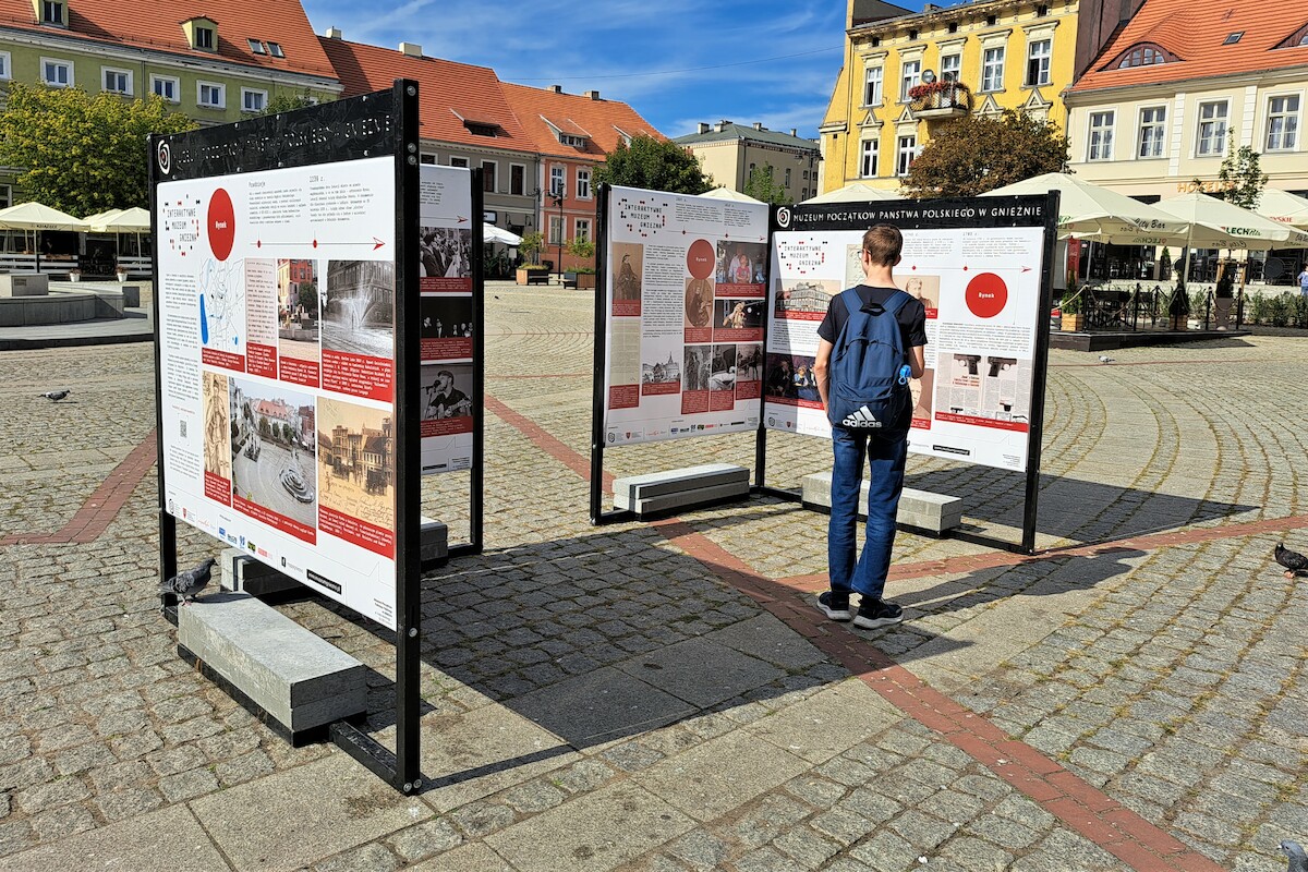 Wystawa plenerowa "Przystanek: Rynek" Wystawa plenerowa "Przystanek: Rynek"