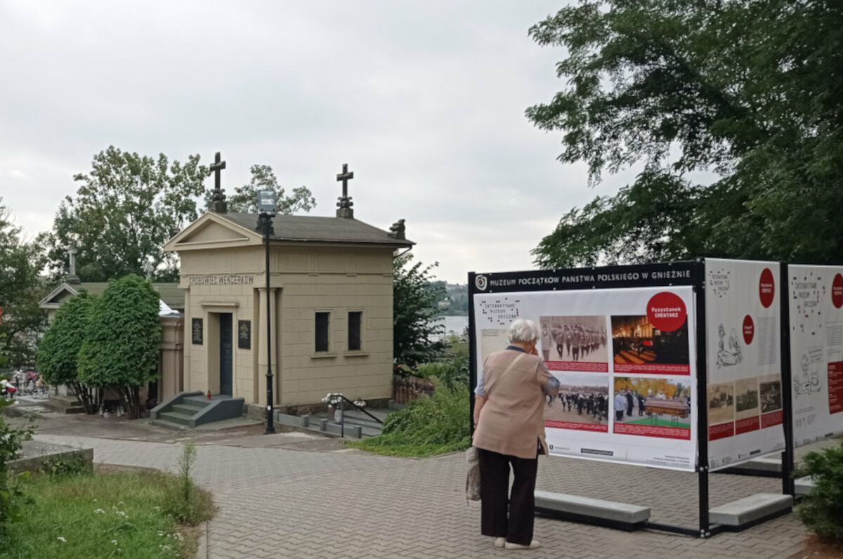 Wystawa plenerowa „Przystanek: Cmentarz” Wystawa plenerowa „Przystanek: Cmentarz”